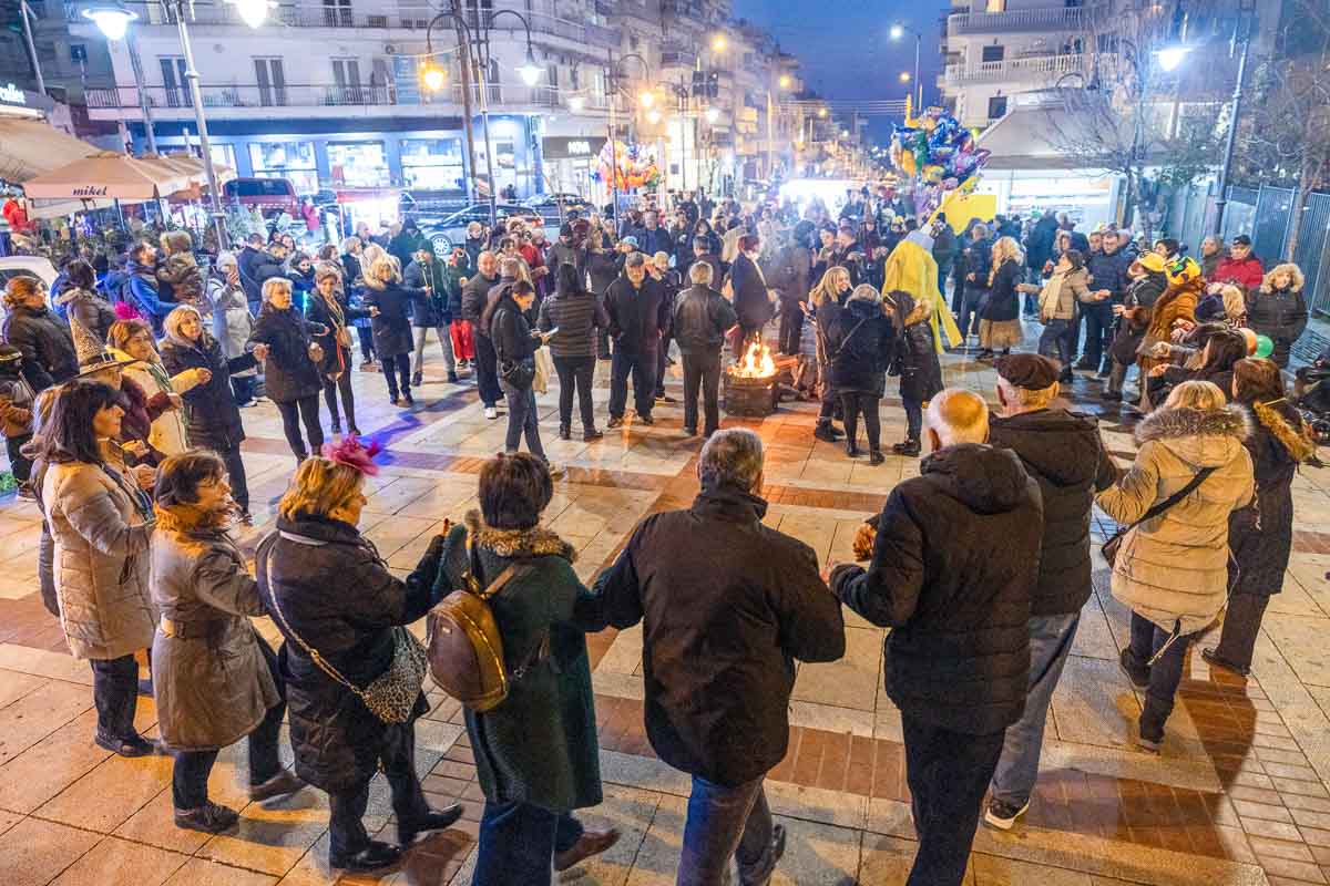 Ο φανός στον Άγιο Παύλο παίρνει τη Δευτέρα την σκυτάλη του ξεφαντώματος μετά την Τσικνοπέμπτη στο Ρολόι της Νεάπολης